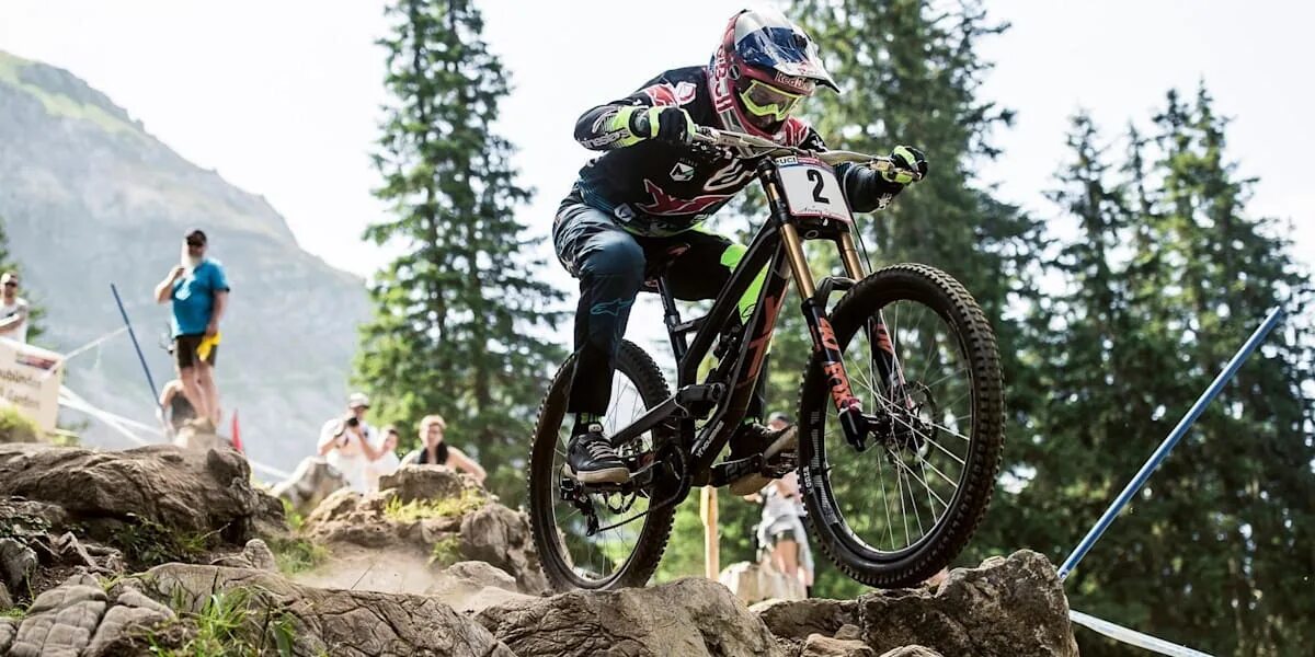 Велосипедист мтб. Xenium downhill 710. Downhill racer. Даунхилл кросс кантри фрирайд. Mtb трюки.