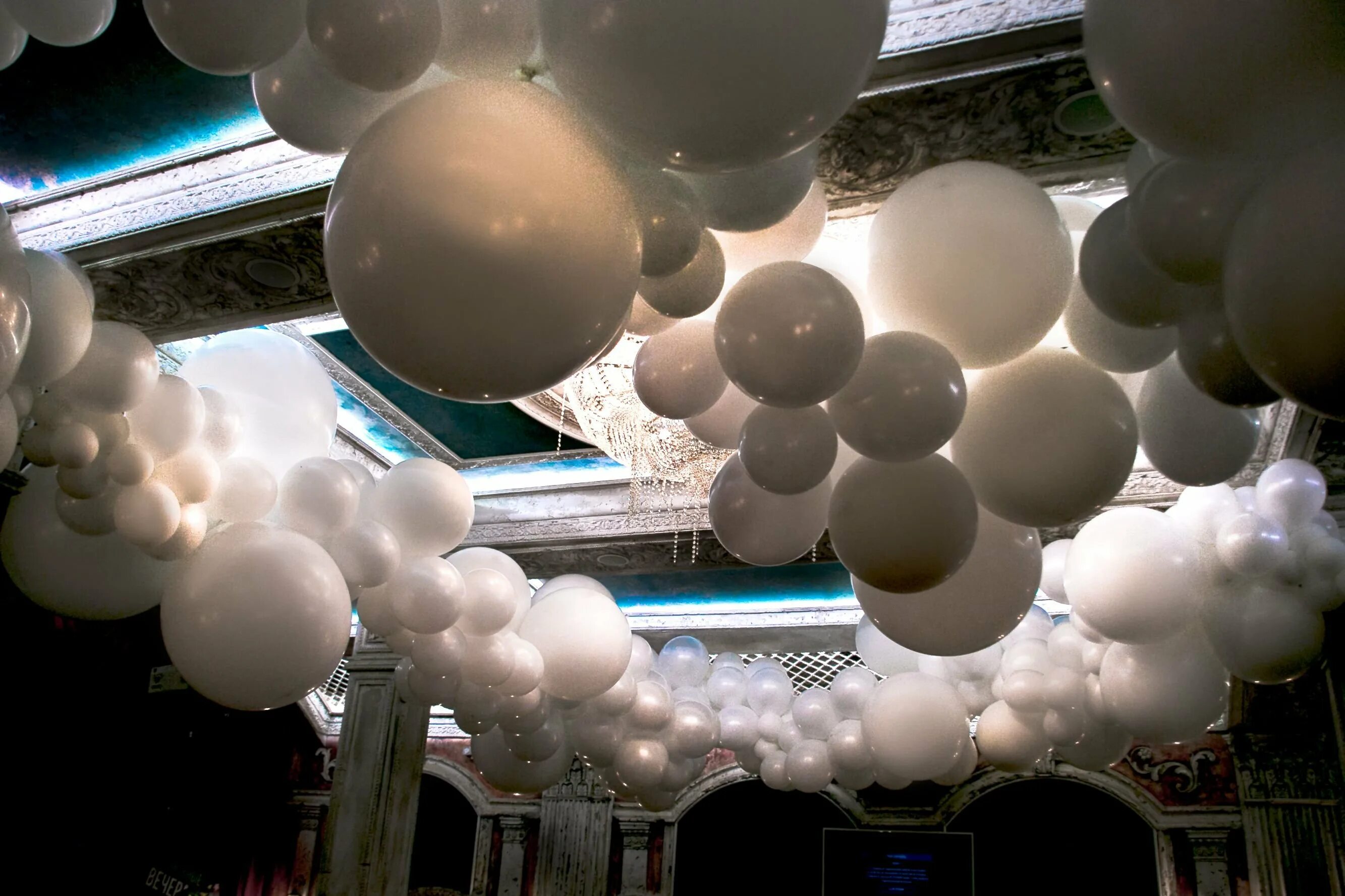 Звук катающихся шаров. Украшение потолка шарами. Украшения потолка с шариками. Инсталляции из воздушных шаров. Облако из воздушных шаров.