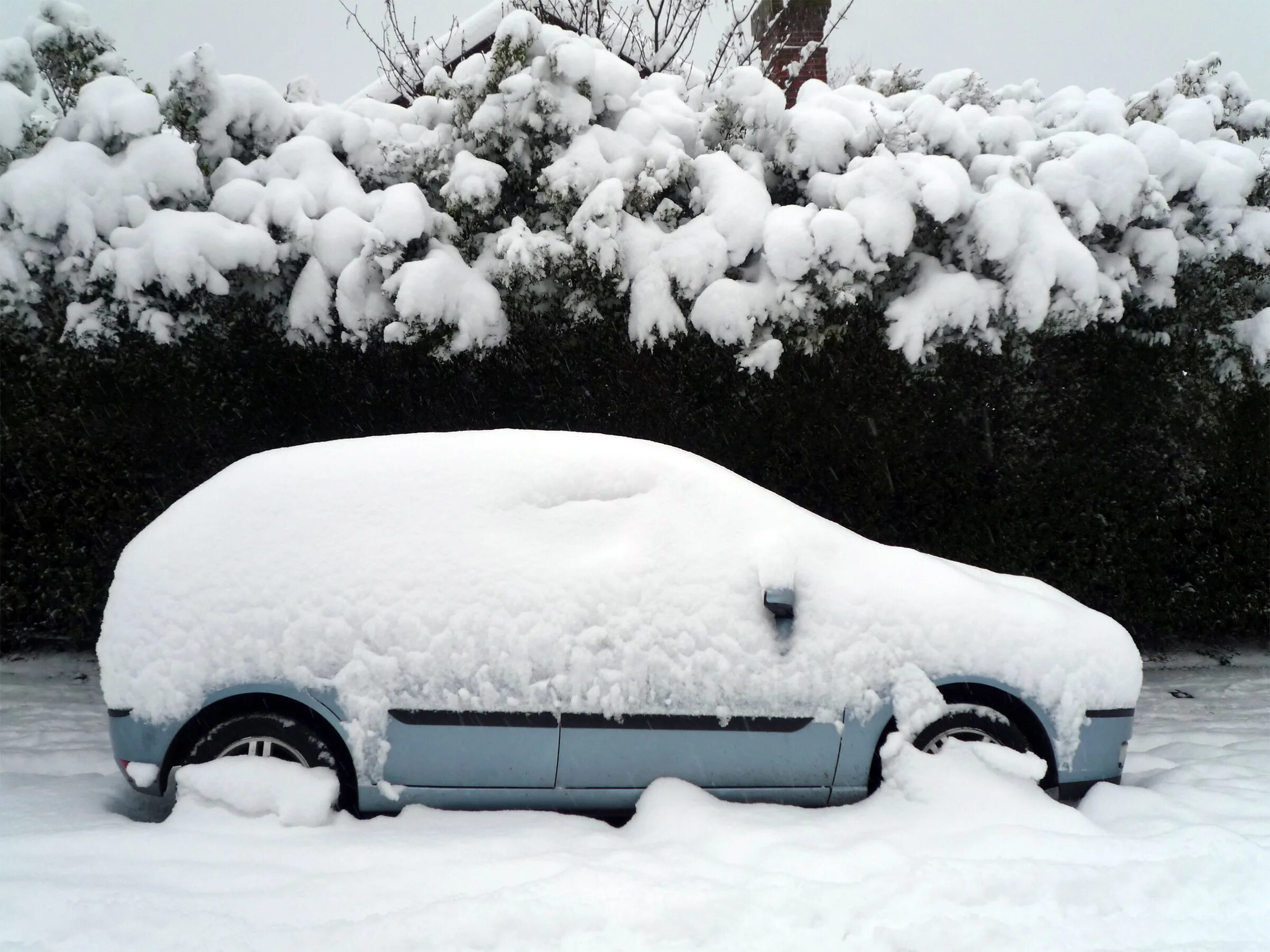 Машина снежка. Машина в снегу. Машина под сугробом. Автомобиль под снегом. Автомобиль зимой.