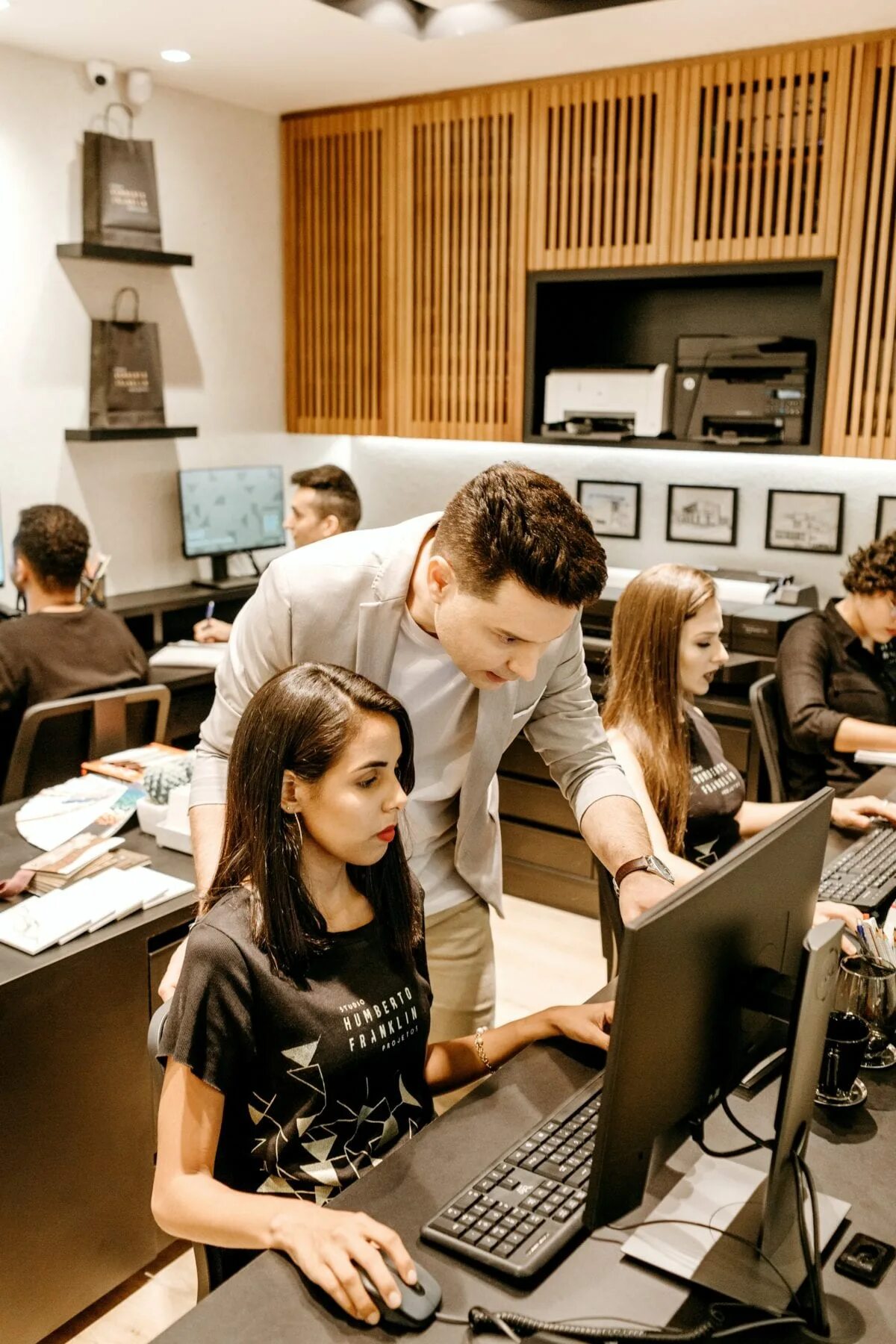 Администратор ресторана. Женщина менеджер. Офис с сотрудниками. Управляющая офиса. Управляющая офиса.