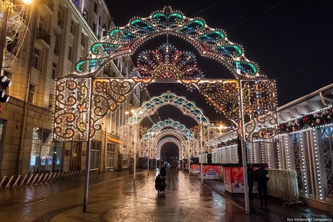 Москва где украсили. Иллюминация на Никольской улице в Москве. Иллюминация арка на Тверской. Новогоднее украшение Москвы. Украшенные улицы.