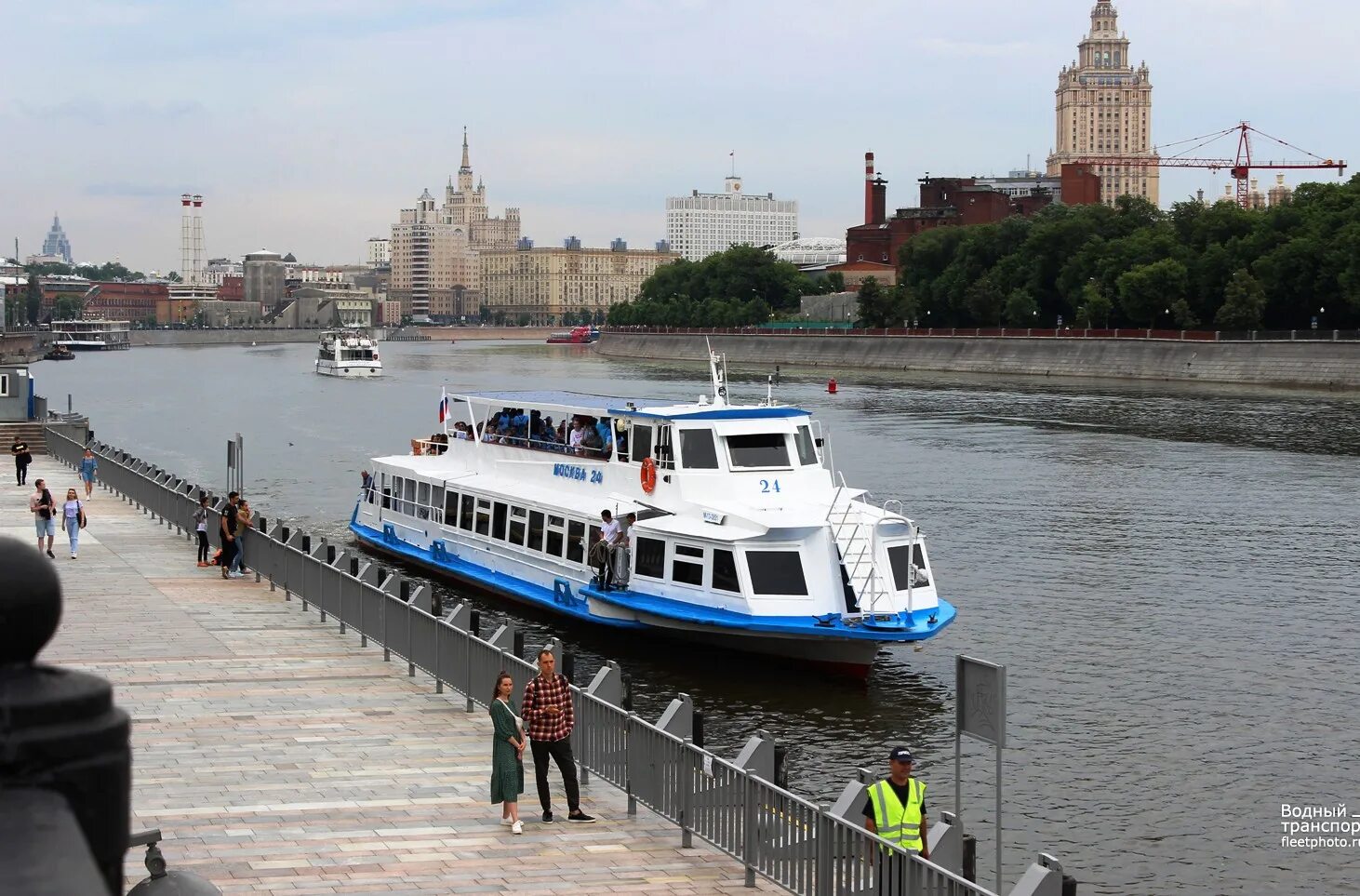 Речные экскурсии по москве реке. Теплоход Москва река. Теплоходная прогулка Москва. Москва река прогулка на теплоходе. Прогулочный корабль Москва Речной вокзал.