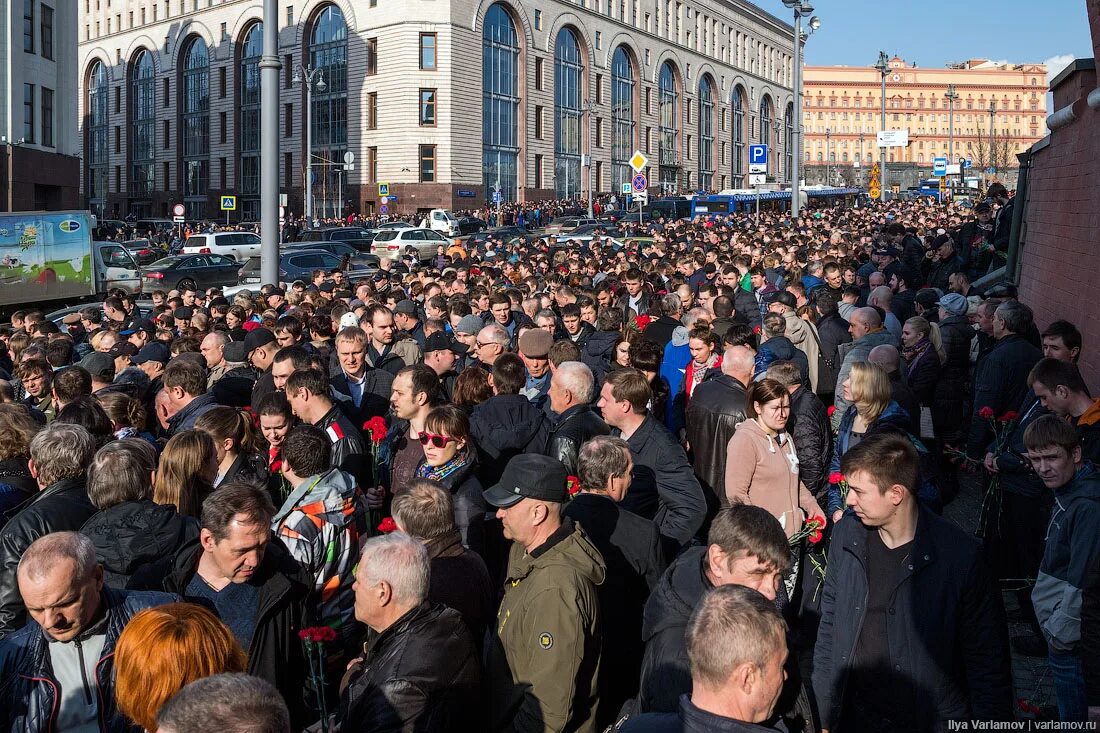 18 00 на площади. Много людей на площади. Народ на площади. Куча народу на площади. Много людей на Манежной площади.