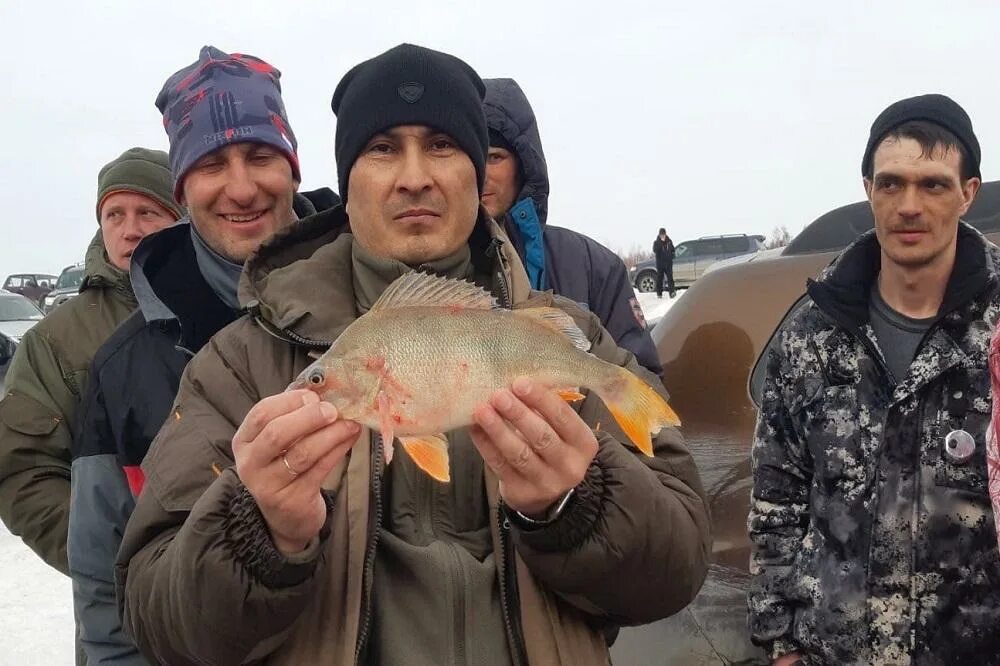 Рыбаки тюмени. Спортивная рыбалка зимой. Рыбалка на хищника. Рыбаки Тюмени фото.