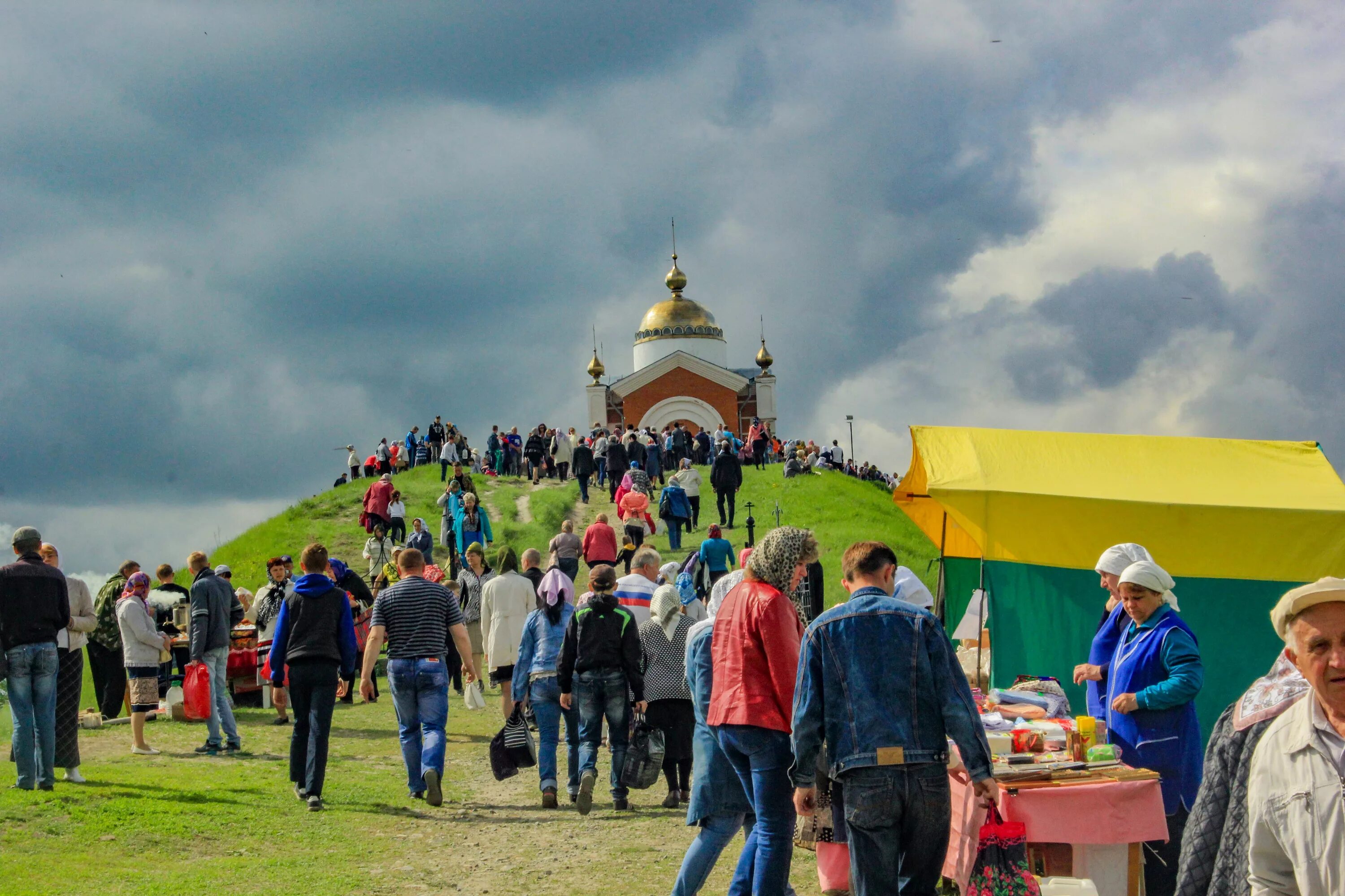 Паломники Никольской горы Сурское. Никольская гора Ульяновская область. Православные паломники. Паломнический туризм. Регионы культурно познавательного туризма