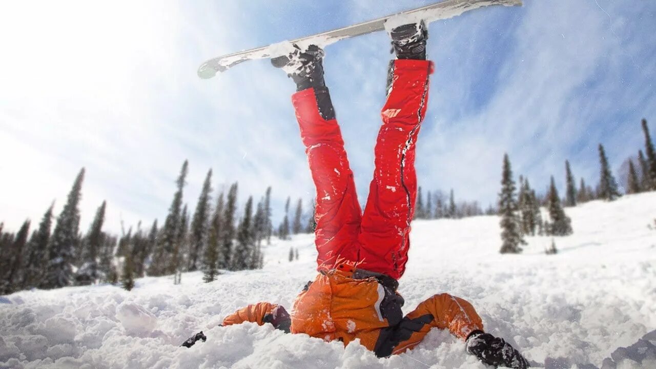 Падения сноубордистов. Упал со склона. Сноубордист падает. Катание на сноуборде. Падение на сноуборде.