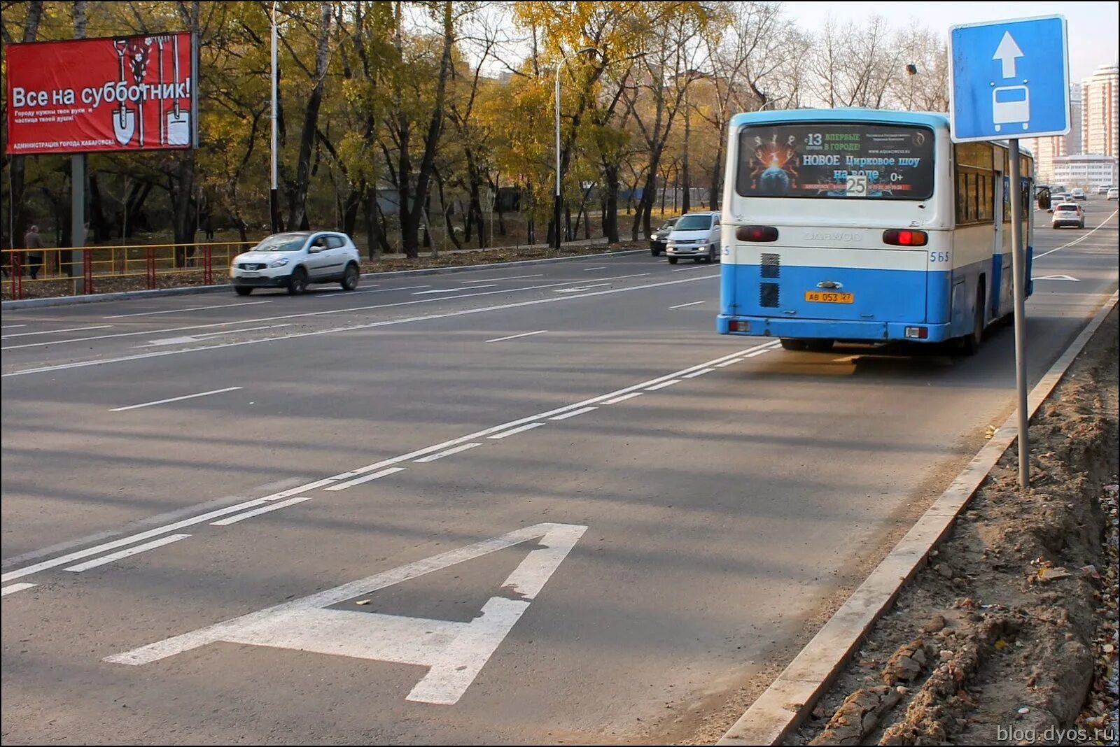 Автобусная полоса такси можно. Автобусная полоса. Выделенная полоса для общественного транспорта. Полоса для автобусов. Знак полоса для автобусов.