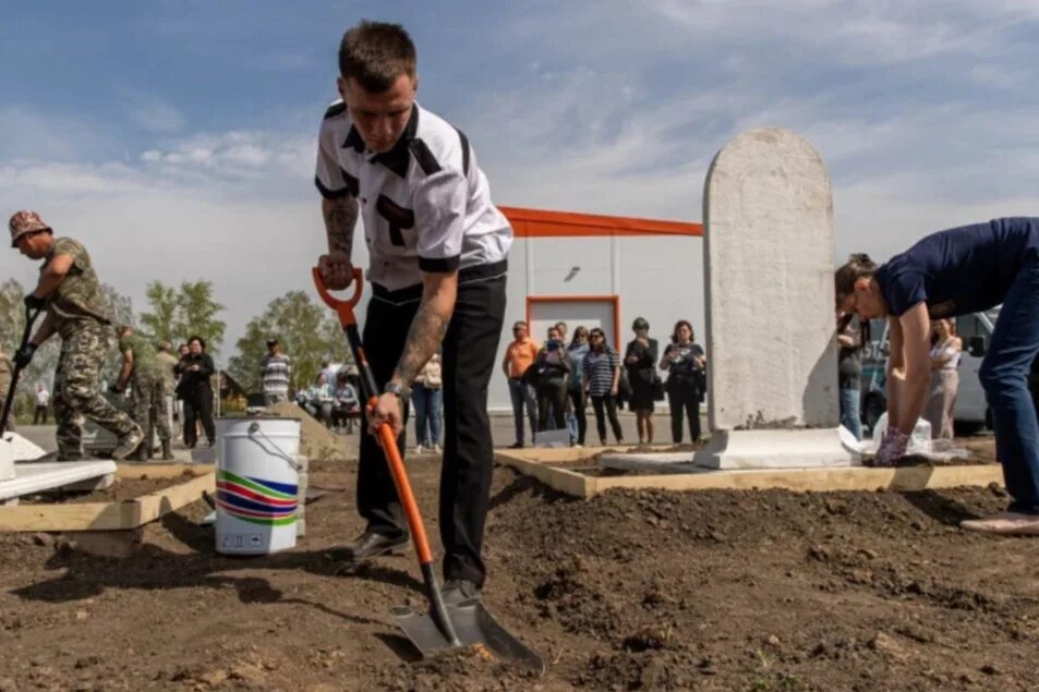 Показать могилу навального. Конкурс могил. Чемпионат по украшению могил. Конкурс по украшению могил. Показать могилы.