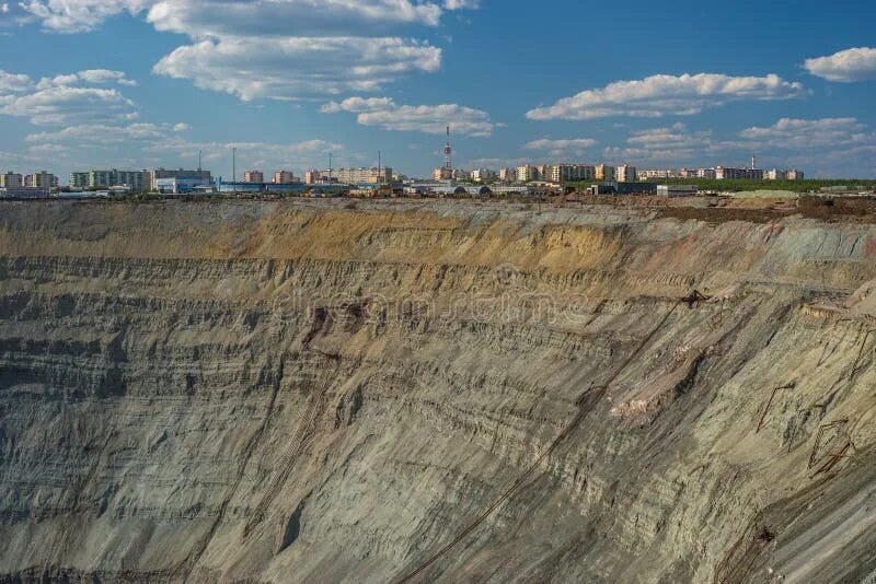 Алмазы айхал. Кимберлитовая трубка мирный. кимберлитовая трубка что это такое якутия айхал. кимберлитовая трубка айхал. карьер айхал якутия.