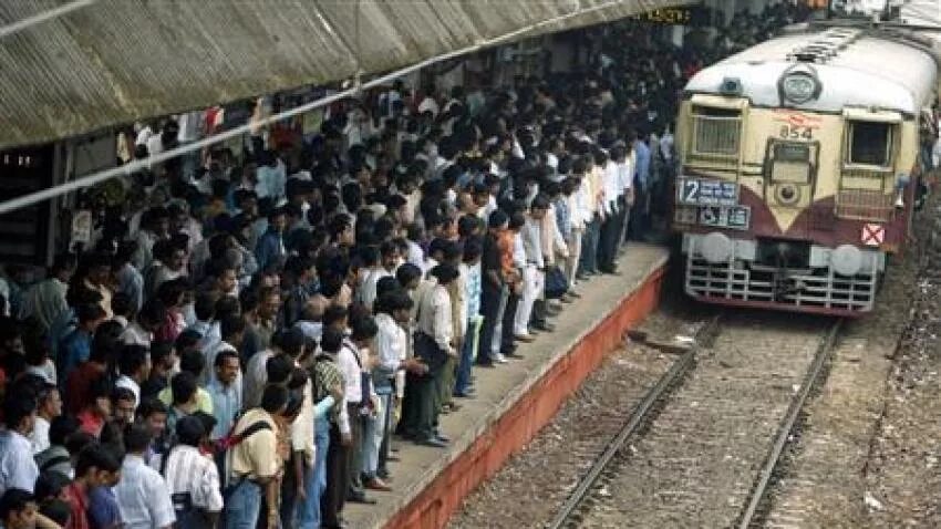Мумбаи поезд. Поезд в Индии. Мумбайский поезд. Поезд Индия много людей. Go train more