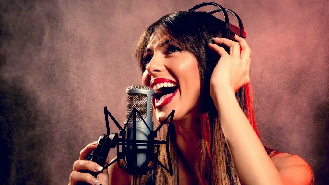 Девушка поет в студии звукозаписи. Девушка поет в студии. Девушка поет в микрофон. Девушка поет. Девушка с микрофоном.