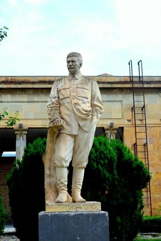 Памятник сталину в грузии. Памятник сталину в тбилиси. статуя сталина в грузии. памятники сталина в грузии.