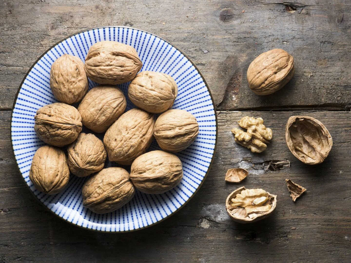 Грецкий орех фото. Горький грецкий орех. Walnuts орехи. Тарелка с орехами. Тарелка с орешками.