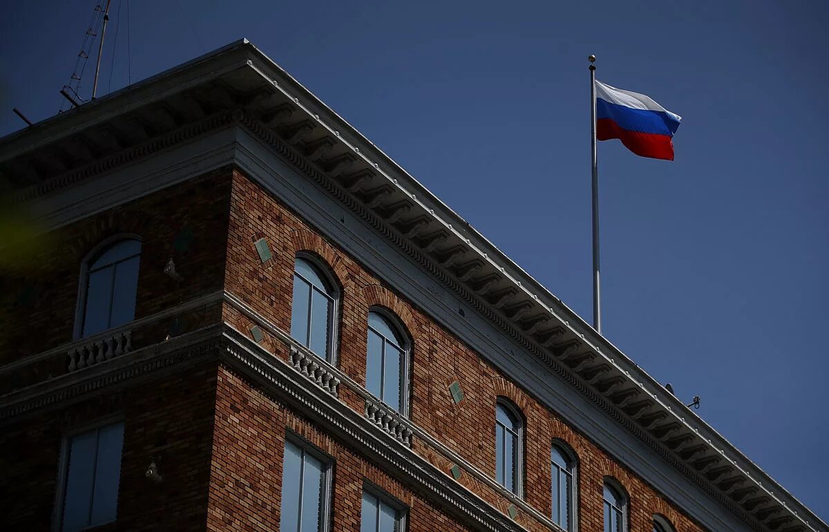 Посольство россии варшава в польше. Посольство россии на украине 2022. Облака над городом. Флаги на здании школы. Над зданием черное облако.