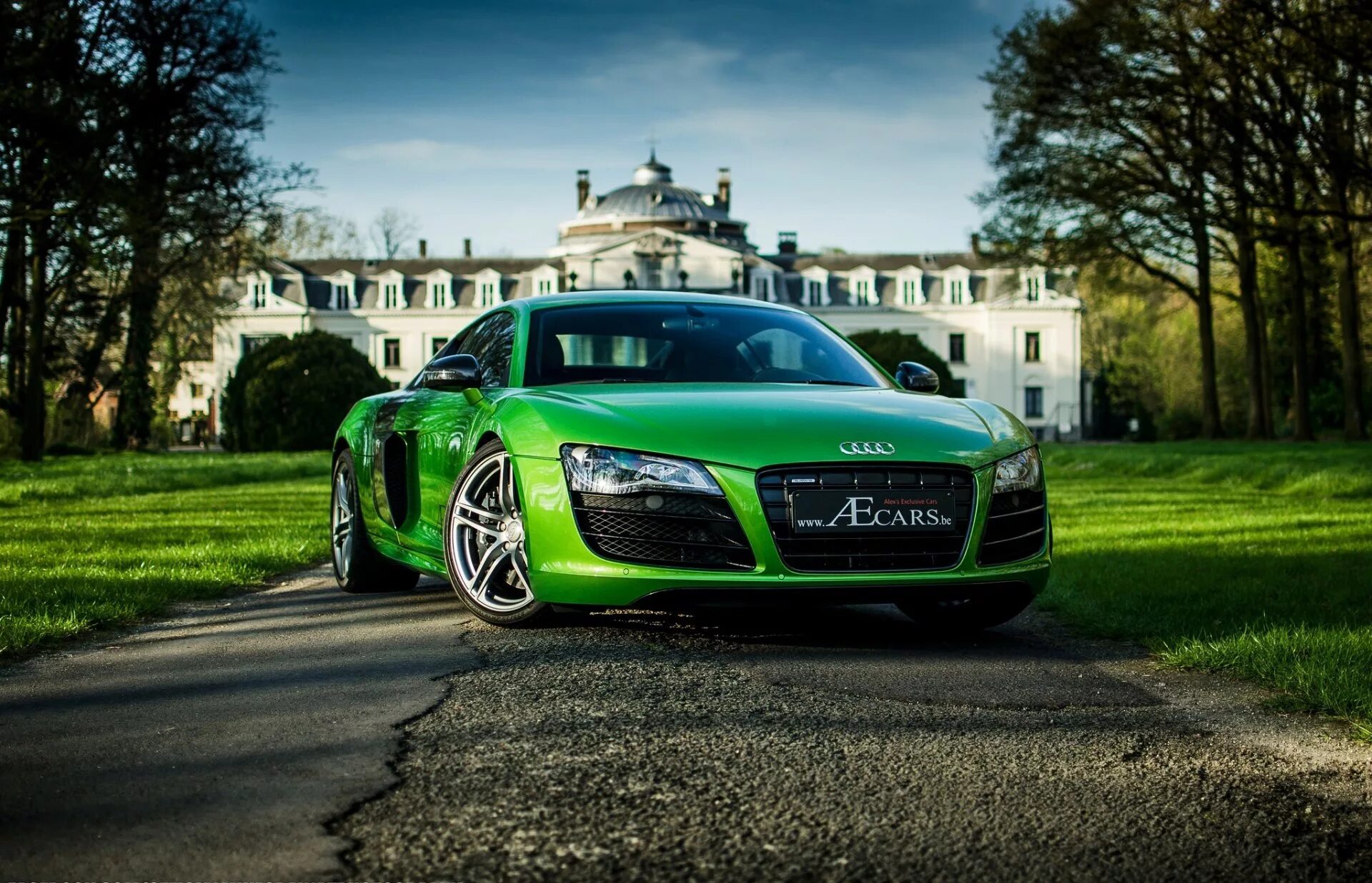 Зеленая машина фото. Ауди р8 зеленая. Audi r8 зеленая. Audi r8 салатовая. Ауди р8 зеленая матовая.