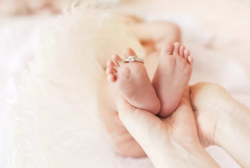 Ноги младенца. Красивые ножки младенца. Пятки новорожденного. Ножки у новорожденных девочек.