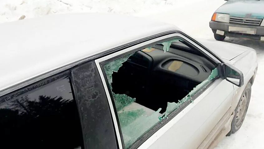 Машина с разбитым стеклом во дворе. Разбили стекло в машине во дворе. В дворе разбили лобовое. Разбили окно машины во дворе.