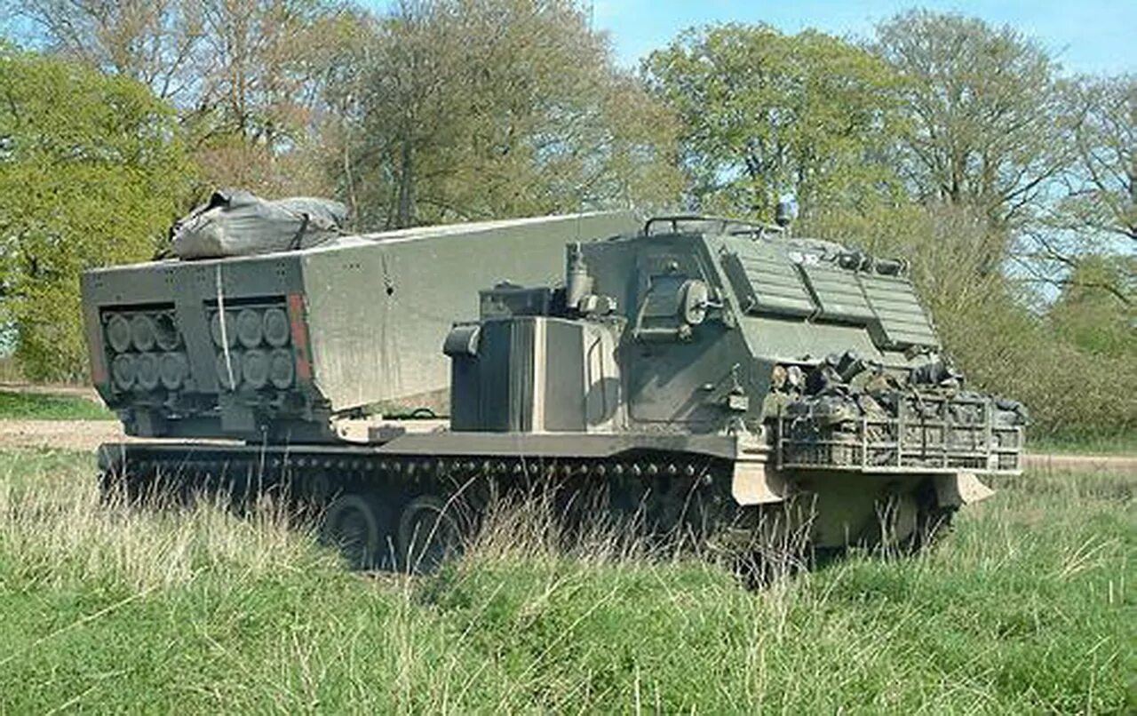 Реактивных систем залпового огня mlrs. М270 млрс. м270 mlrs. рсзо м270 mlrs. м 270 himars.