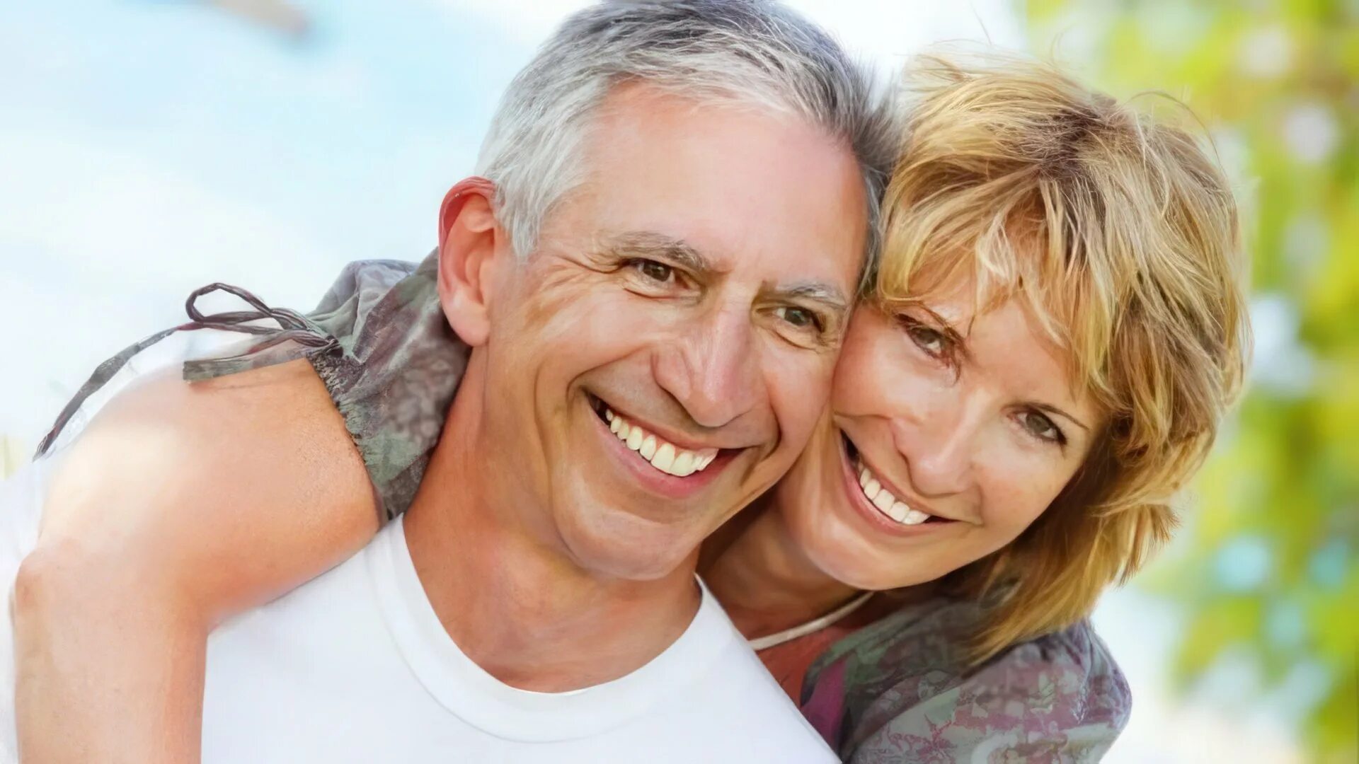 Любовь зрелость. Взрослые мужчина и женщина. Пожилые люди. Влюбленная пожилая пара. Пожилые влюбленные пары.