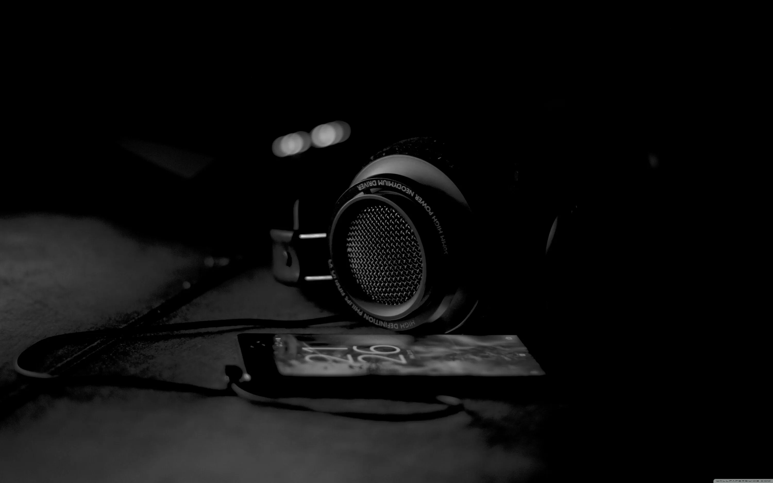 Гитара. Тень виолончели. Джаз черно белые. Гитара фон. Музыканты на черном фоне.