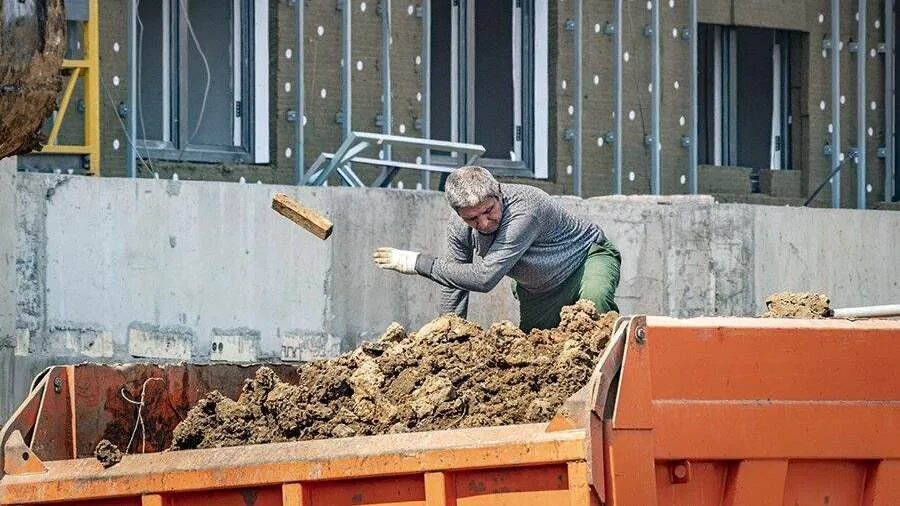 упрощение строительства. упрощение строительства. упрощение строительства. строящееся здание. рабочий на стройке ночью кофе.