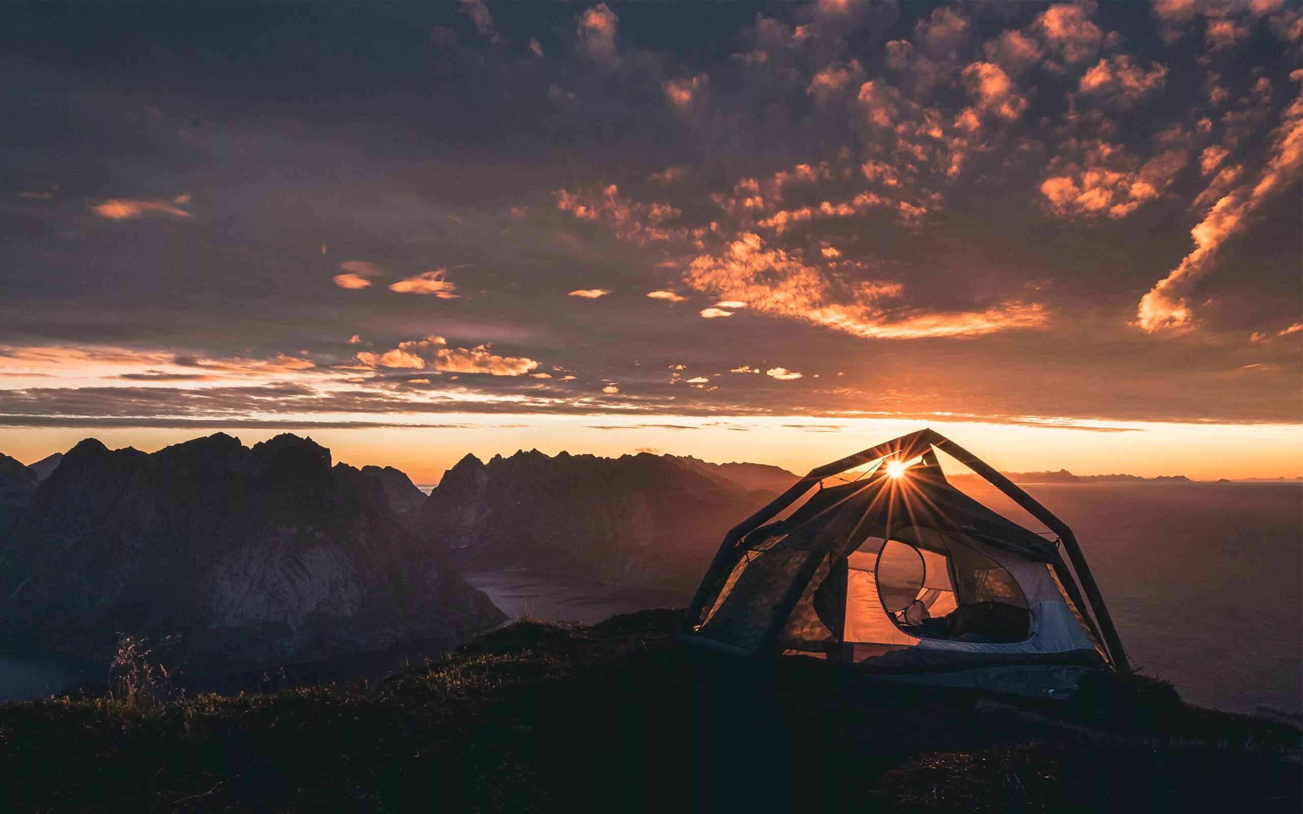 Mountains camping. Палатка Camping Tent. Красивый вид из палатки. Палатка на закате. Палатка на горе.