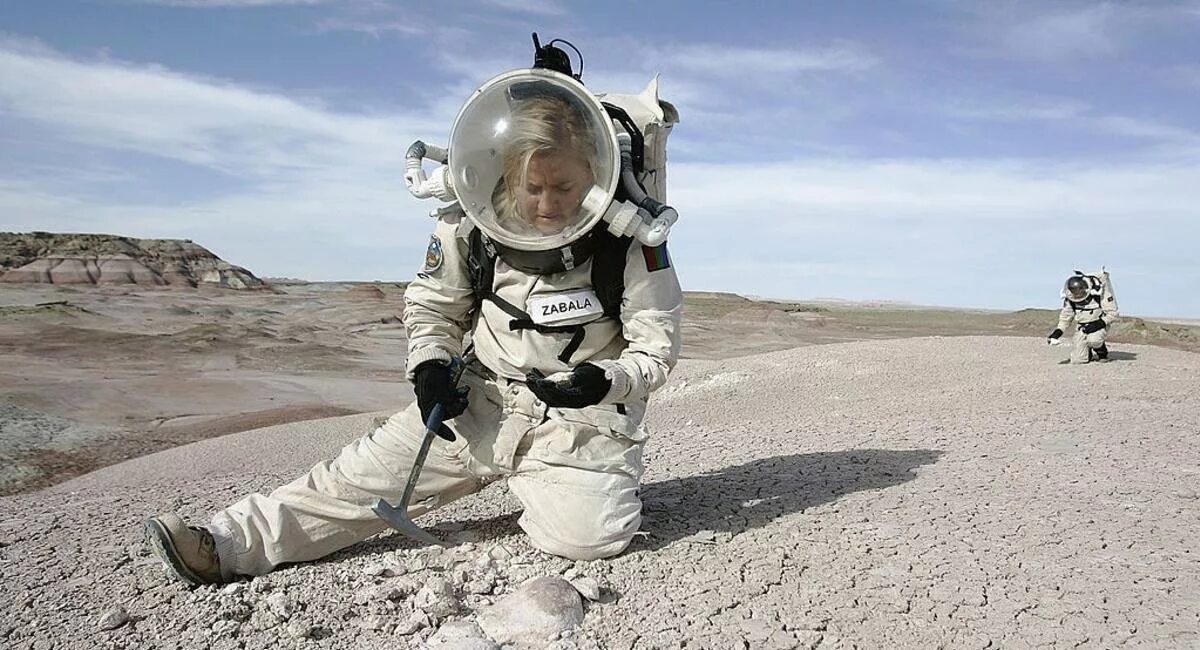 Скафандры для полета на луну изготавливали лучшие. Космонавт на планете. Космонавт на Марсе. Скафандр. Астронавт на Марсе.