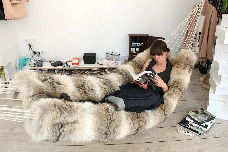 Мягкая мебель из шкур животных. Мех чернобурки saga furs. Шкурки норки. Меховаяая промышленность. Использование меха.