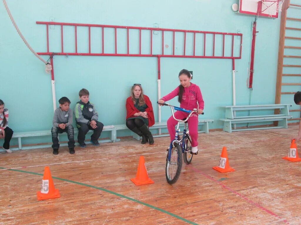 Школа 2 из центра тобольск. Сош 2 тобольск. Школа номер 2 тобольск. Директор маоу сош 2 тобольск. Школа 2 тобольск иртышский.