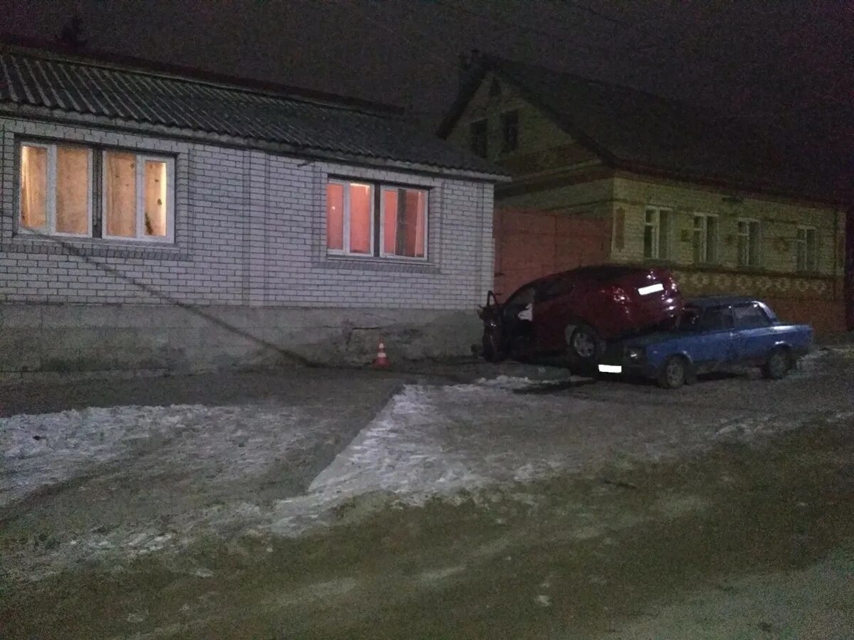 Чп елец сегодня. Дтп на ул комсомольской елец ,. машина влетела в дом.
