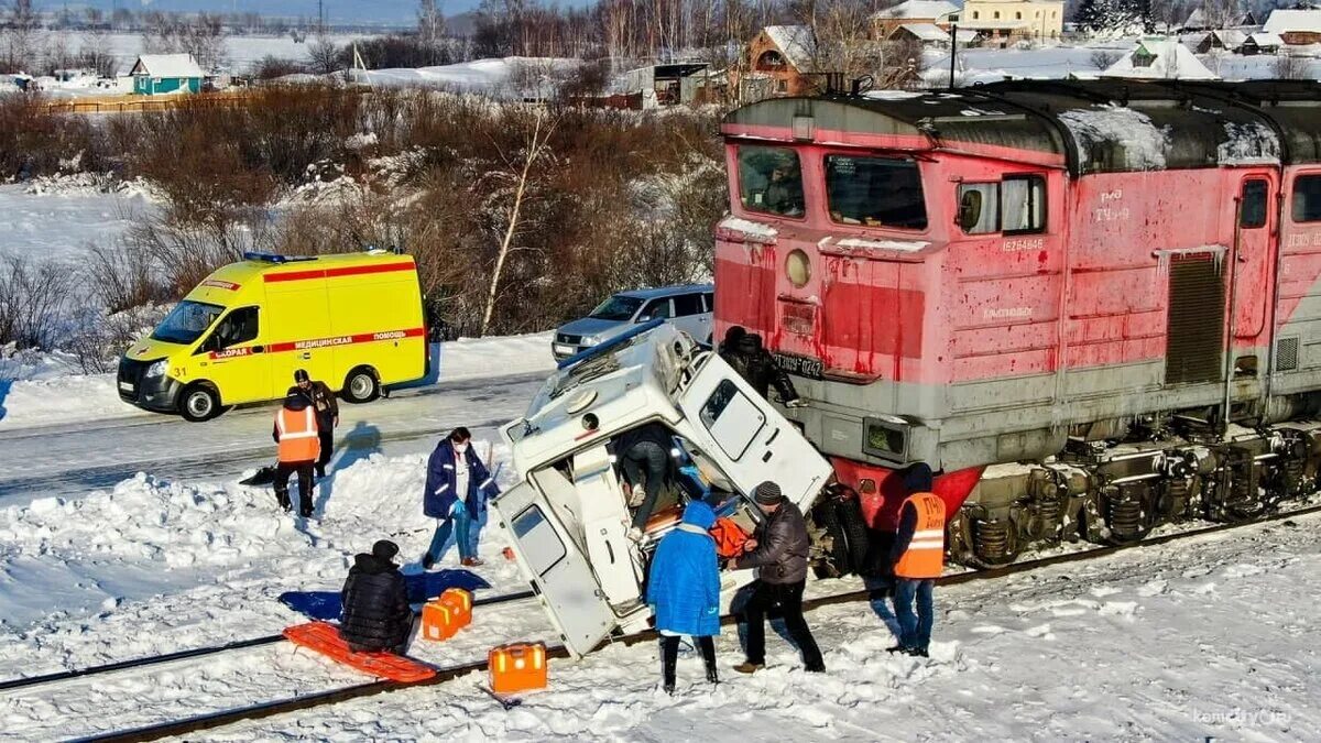Поезд врезался видео. Снегоуборочный поезд. снегоуборочный тепловоз. столкновение с тепловозом.