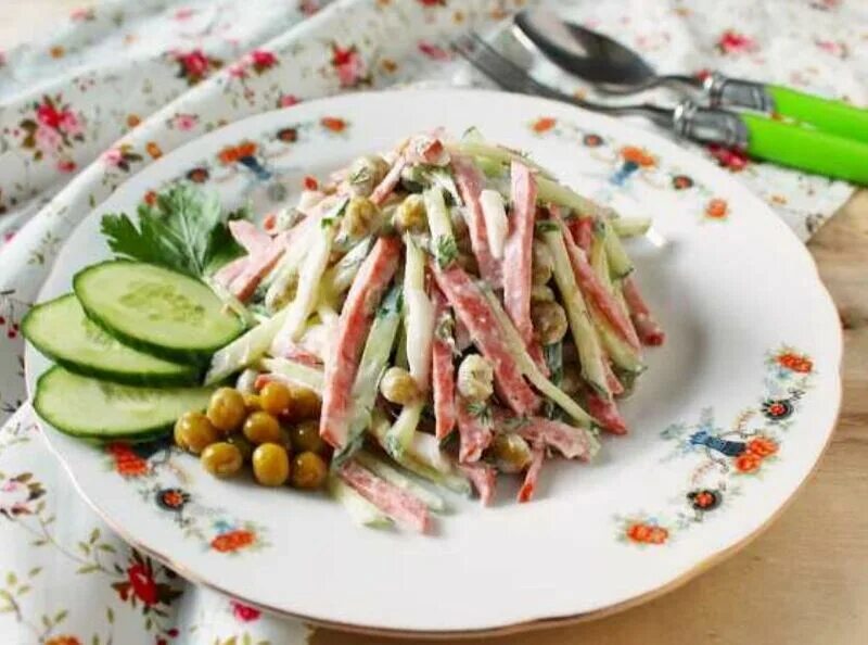 Салат из копченой колбасы и фасоли. Салат с копчёной колбасой и свежим огурцом. Салат огурец колбаса сыр. Салат с зелёным горошком и колбасой. Салат из огурца перца колбаса.
