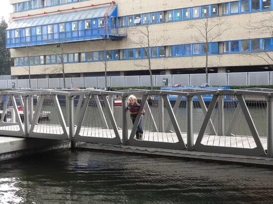 Rolling bridge. Мост роллинг rolling bridge англия. rolling bridge мост-трансформер. the rulling bridge belocp. название моста the ставится.