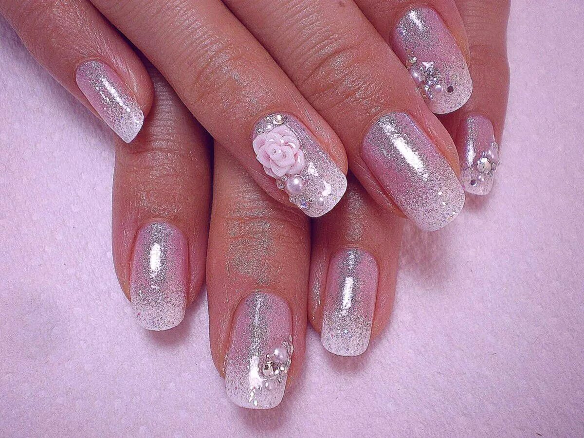 маникюр на новый год нежный. светлый маникюр на новый год фото. светлые новогодние ногти. новогодний маникюрг а короткие. новогодние ногти овальные.