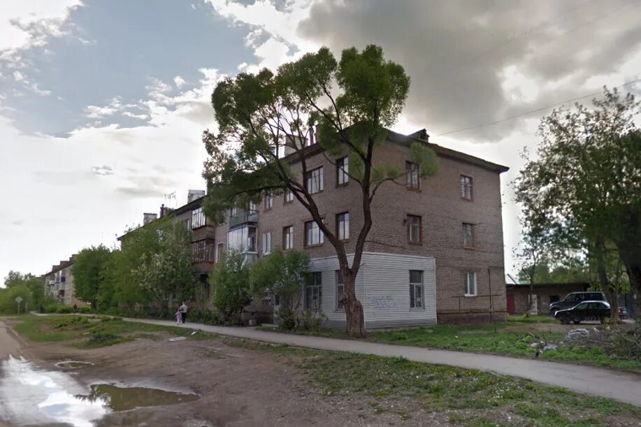 Пермь 14 апреля. Парковка автомобиля. Крыша машины. Машина на парковке. Пермь 14 апреля.