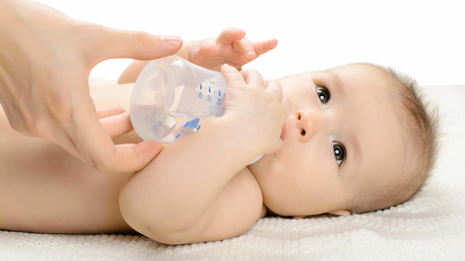 Поить грудного ребенка водой. Допаивание новорожденного. Вода для новорожденных. Грудной ребенок в воде. Допаивать ли водой грудничка.