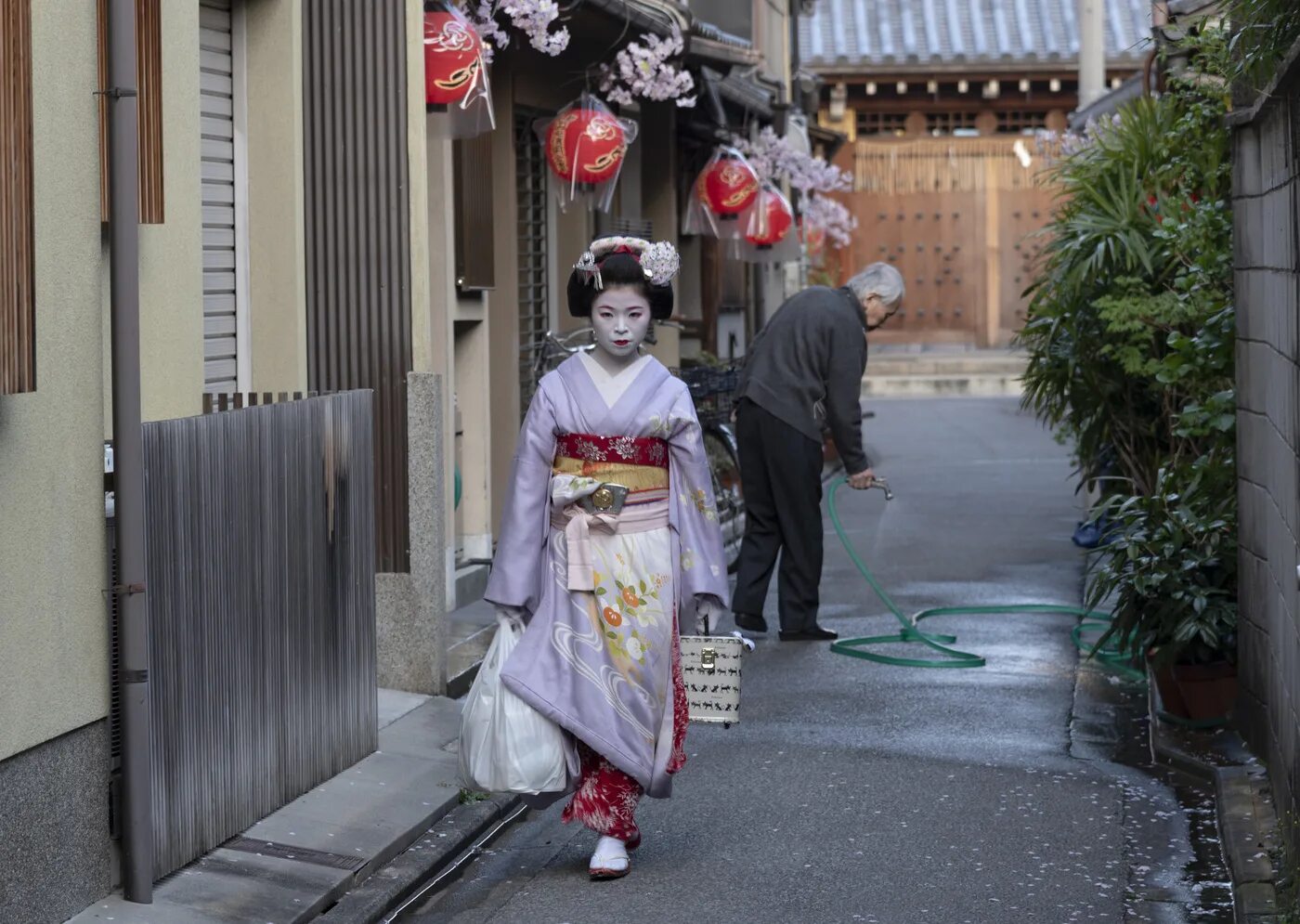 Гион район киото с гейшами. Квартал гейш гион в киото. Киото квартал гейш. Киото гейши. Киото гейши.
