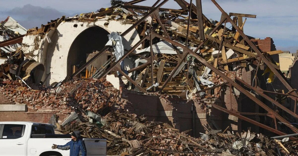 Торнадо в америке 2025 новости. Торнадо в сша. разрушенная америка. смерч разрушения.