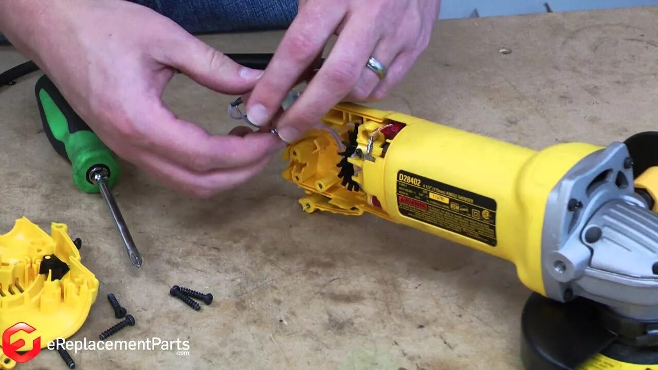 Ремонт кнопки dewalt. Болгарка dewalt 28136 разбор. dewalt d28492. болгарка девольт д28498лт. ушм dewalt d28136 регулятор оборотов.
