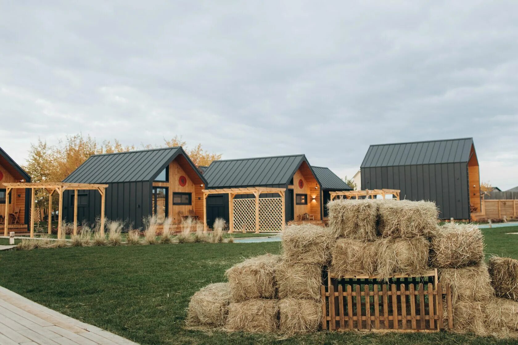 Загородная ферма. Ферма фарм Виладж Воронеж. Ферма Чертовицы Воронеж. Farm Village Воронеж Чертовицы. Ферма ресторан Воронеж Чертовицы.