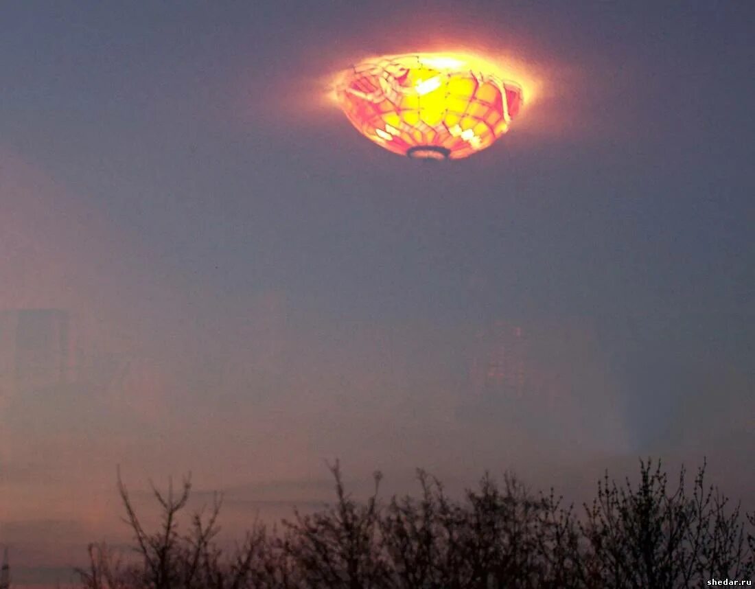 Огненный шар ночью. Огненный шар в небе. Огненный шар НЛО. Огненный объект в небе. Огненные шары явление в небе.