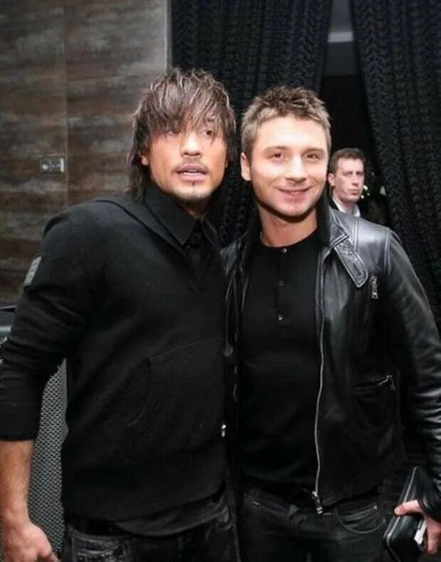 Филипп киркоров и николай басков. Дима билан и сергей лазарев. Лазарев сергей ориентации лазарев. Элтон джон и дэвид ферниш поцелуй. Моисеев зверев и песков.