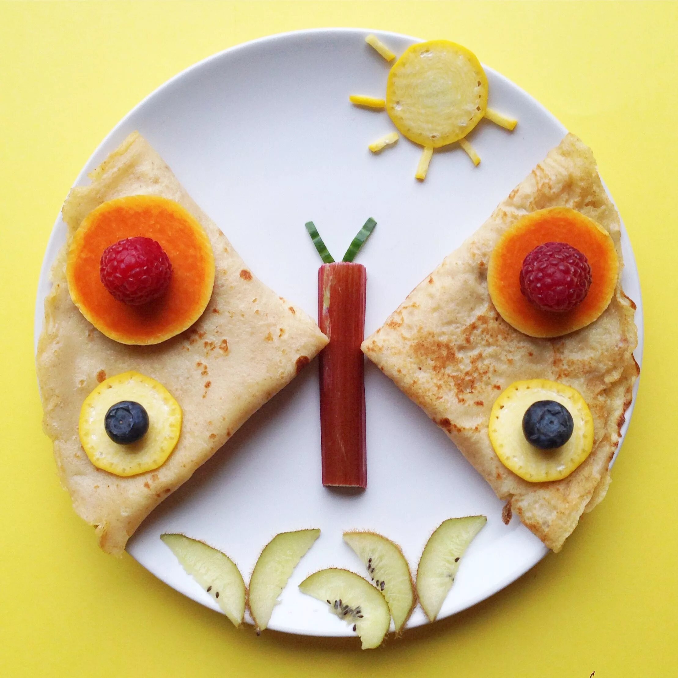 Оригинальный завтрак для детей. Украшение еды для детей. Креативный завтрак для детей. Интересные бутерброды для детей. Что приготовить маме рецепты
