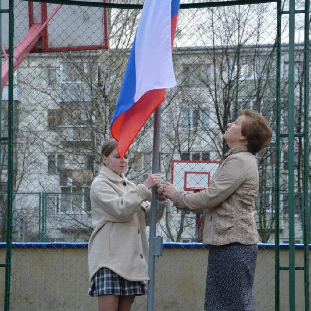 Поднимать флаг жить на взморье идти. Поднятие флага в школе. подъем флага в школе. торжественная линейка поднятия флага. церемония поднятия флага в школе.