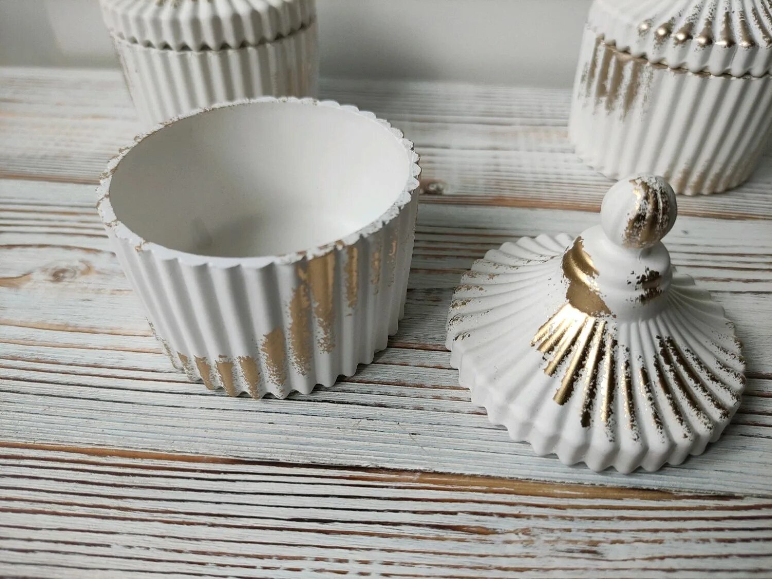 Подарки из гипса. Шкатулка ручной работы из гипса. Шкатулка из гипса белая. Декор из гипса шкатулка. Подсвечники и шкатулки из гипса.