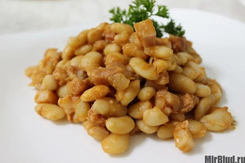 Бобовые с копченой грудинкой или корейкой. Пирог с колбасой. Сало с просойками мясо. Блюда и гарниры из бобовых. Фасоль красная тушеная с овощами.