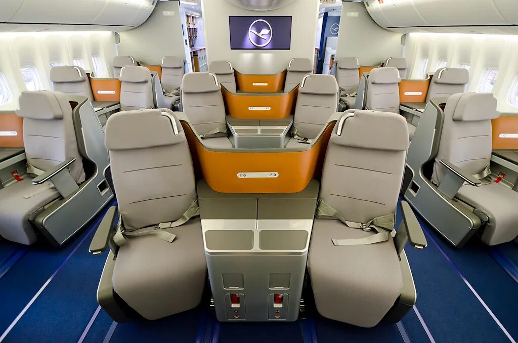 Бизнес класс б. Boeing 747-8 Lufthansa салон. Боинг 747 бизнес класс. B747 Lufthansa Business. Boeing 747-8i Lufthansa Interior Business class.