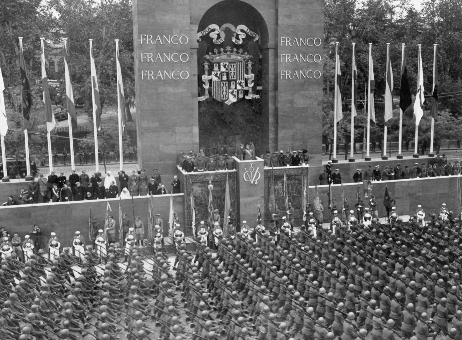Приход к власти франсиско франко в испании 1936-1939. Франкисты. Франко франсиско зигует. Испания франко 1939. Занятие мадрида войсками франко.