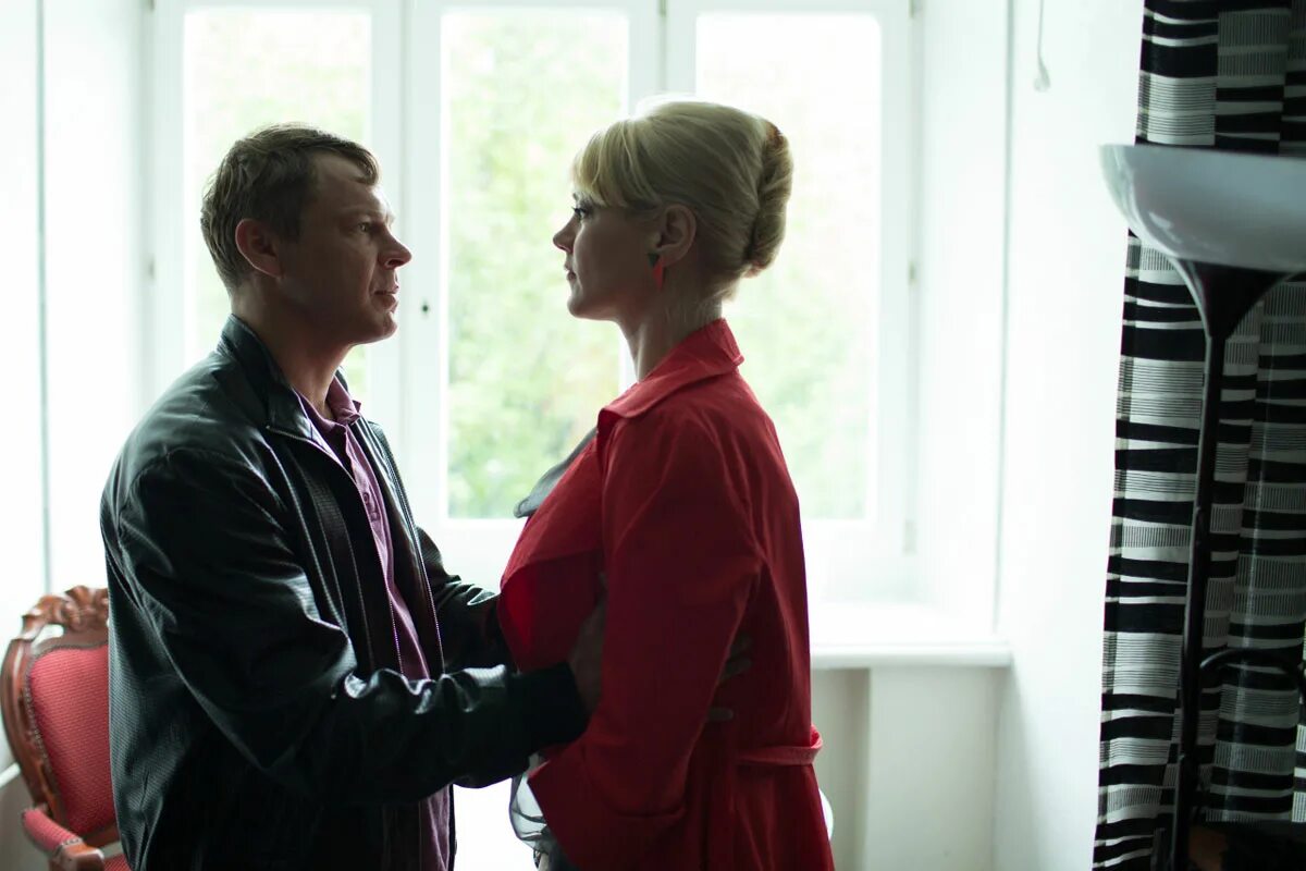 Вячеслав аркунов чужой. Фильм чужая 90. Кирилл кузнецов фильмы чужая. Фильм чужая 1 серия. Сайт чужая.