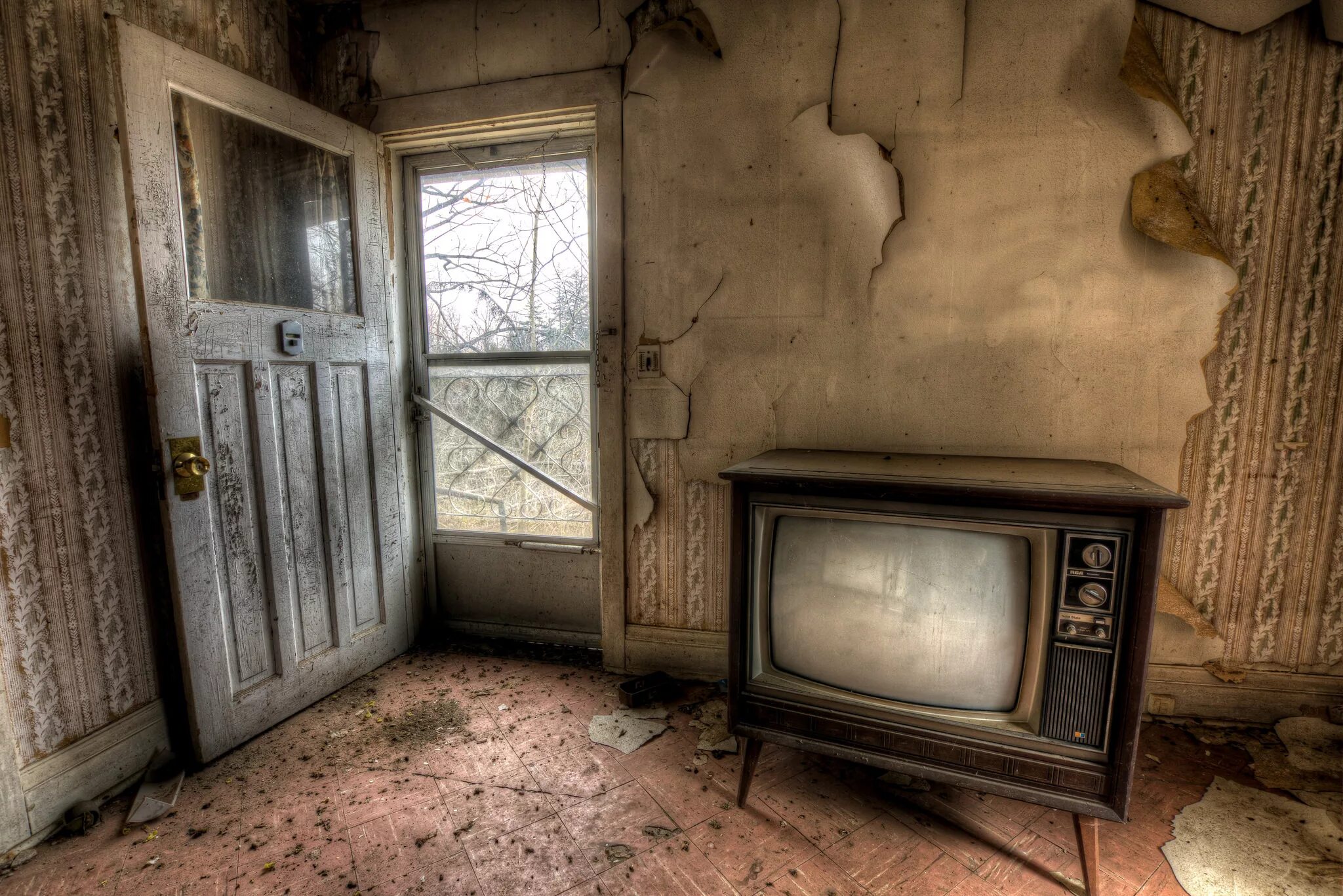 Старый телевизор. Старинная комната. Старинный телевизор. Старая комната. Хата дверей